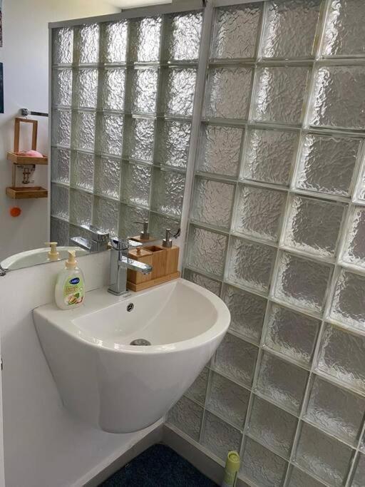 Stylish & Luxury 2-Bed Parkside Apart With Pool Vacoas-Phoenix Екстериор снимка