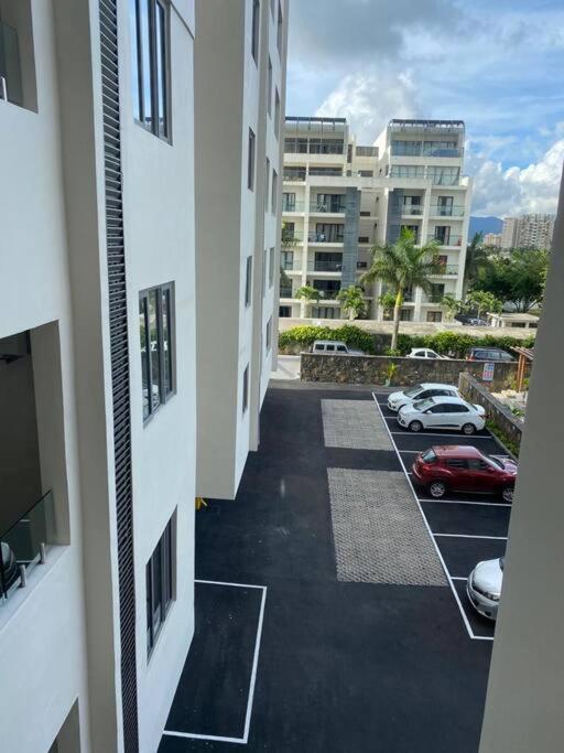 Stylish & Luxury 2-Bed Parkside Apart With Pool Vacoas-Phoenix Екстериор снимка